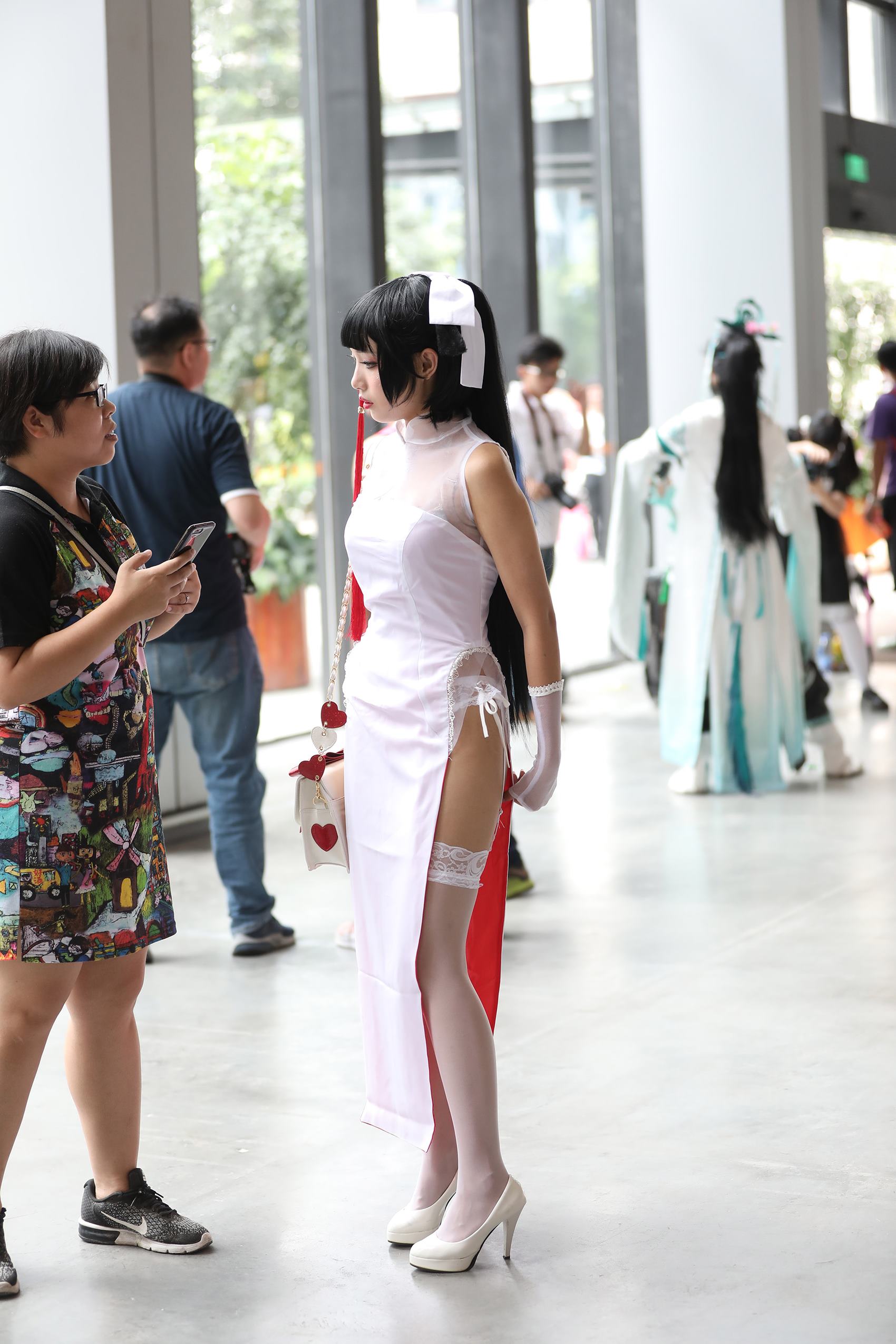 图片[6]-精选精选街拍作品 NO.1720 辉辉街拍作品 – 极品高开衩旗袍白色丝袜美腿美眉[62P]-草丛看图