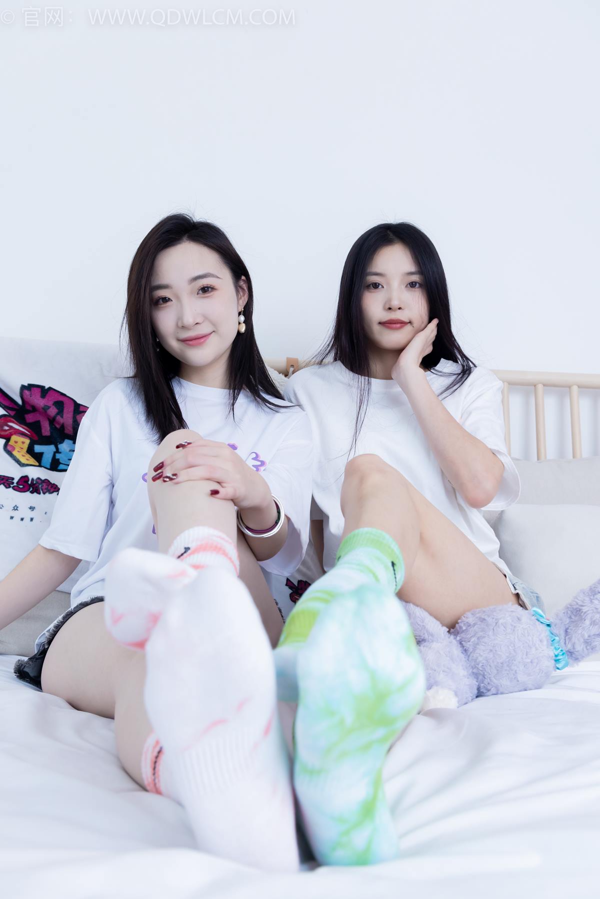 图片[2]-精选勿恋传媒 NO.2345 茯苓恬恬-两双板鞋、红棉袜、绿棉袜、裸足[137P]-草丛看图