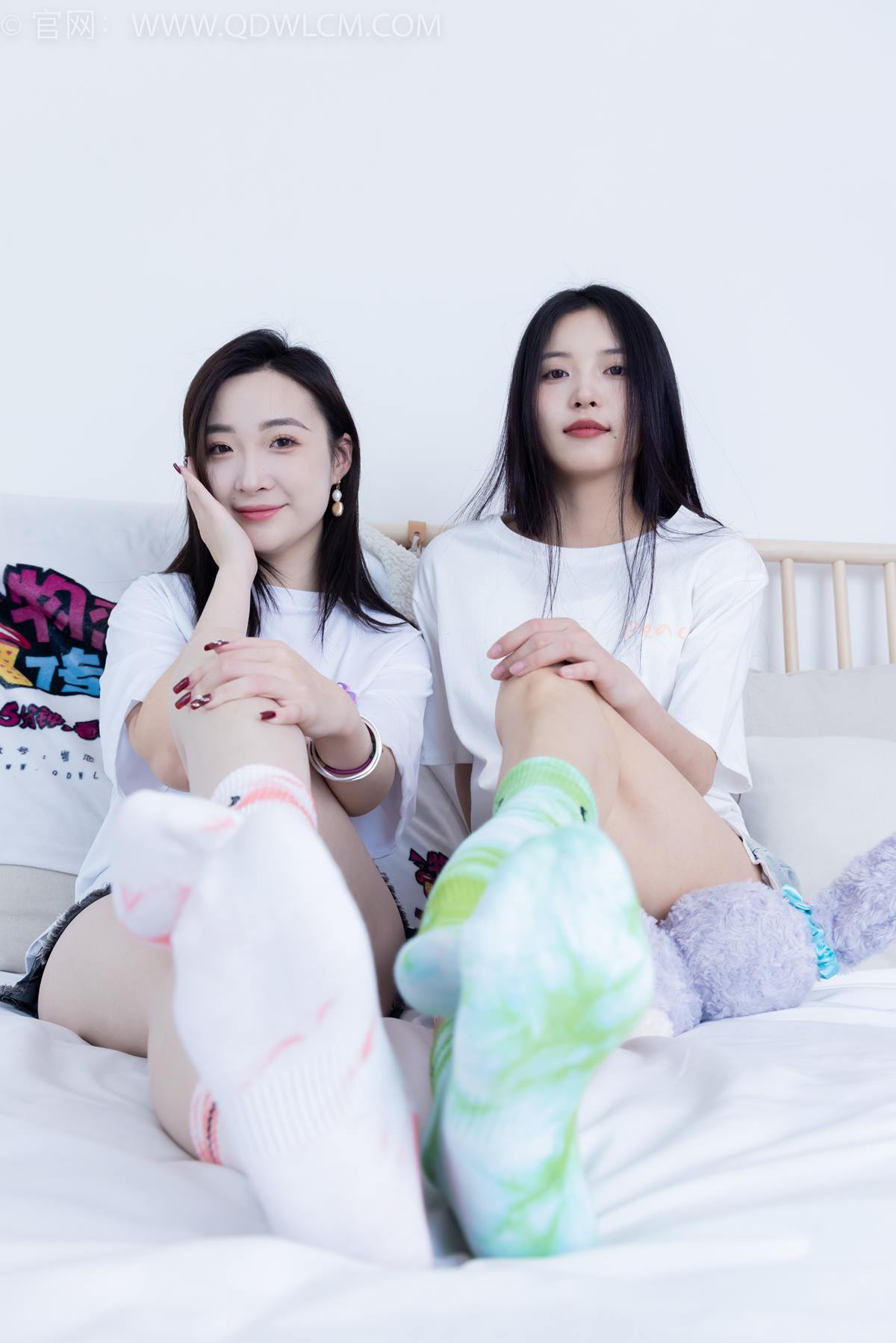 图片[4]-精选勿恋传媒 NO.2345 茯苓恬恬-两双板鞋、红棉袜、绿棉袜、裸足[137P]-草丛看图