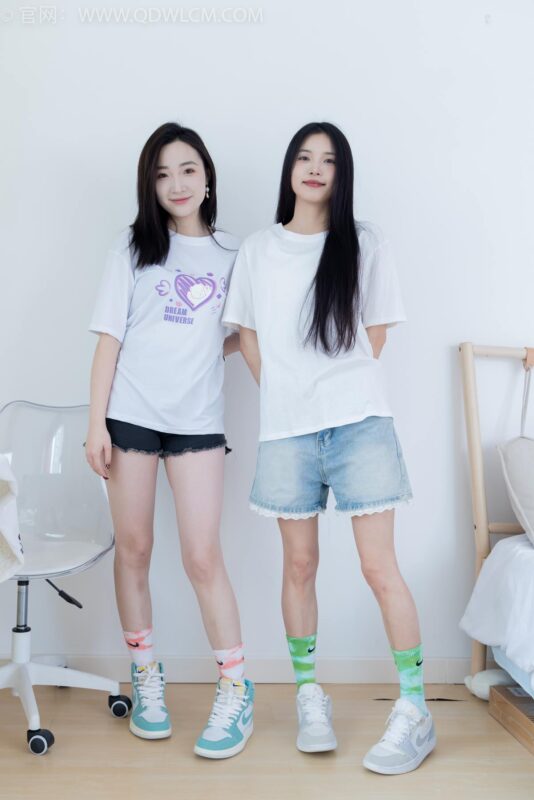 精选勿恋传媒 NO.2345 茯苓恬恬-两双板鞋、红棉袜、绿棉袜、裸足[137P]-草丛看图