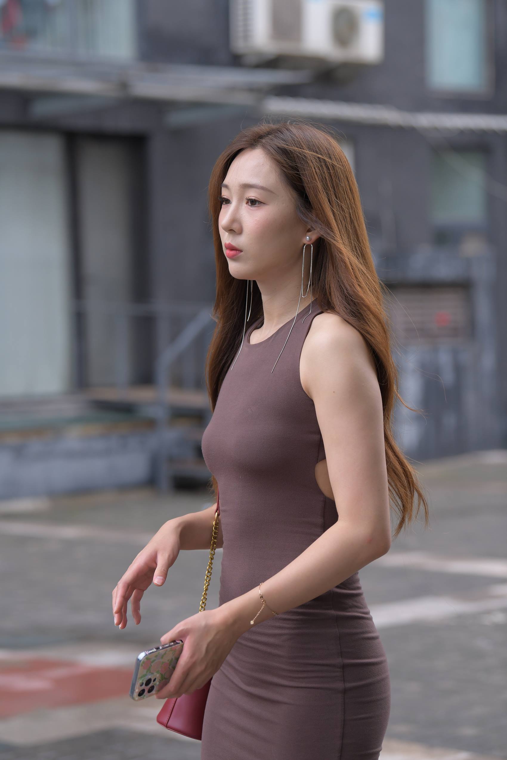 图片[7]-精选精选街拍作品 NO.1845 一只麋鹿摄影作品 – 褐色包臀裙美女[64P]-草丛看图