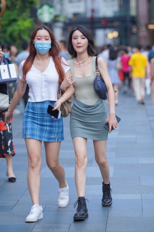 精选精选街拍作品 NO.1603 凯恩公爵街拍作品 – 秀气女孩[56P]-草丛看图