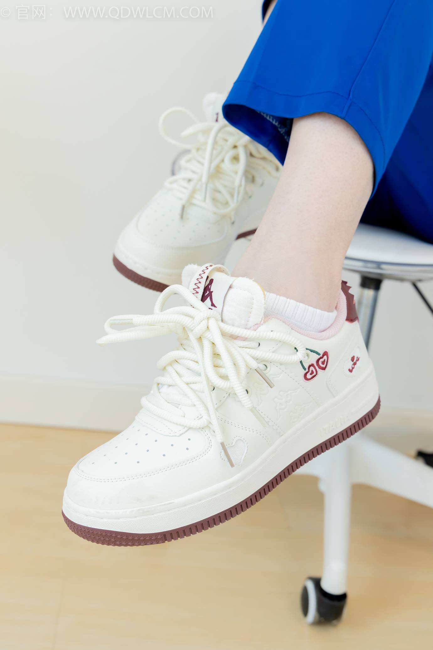 图片[2]-精选勿恋传媒 NO.2301 曲奇-板鞋、白短棉袜、裸足、校服[150P]-草丛看图