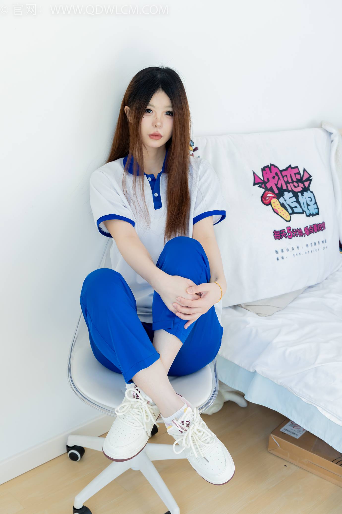 图片[5]-精选勿恋传媒 NO.2301 曲奇-板鞋、白短棉袜、裸足、校服[150P]-草丛看图