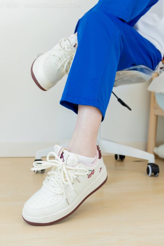 精选勿恋传媒 NO.2301 曲奇-板鞋、白短棉袜、裸足、校服[150P]-草丛看图