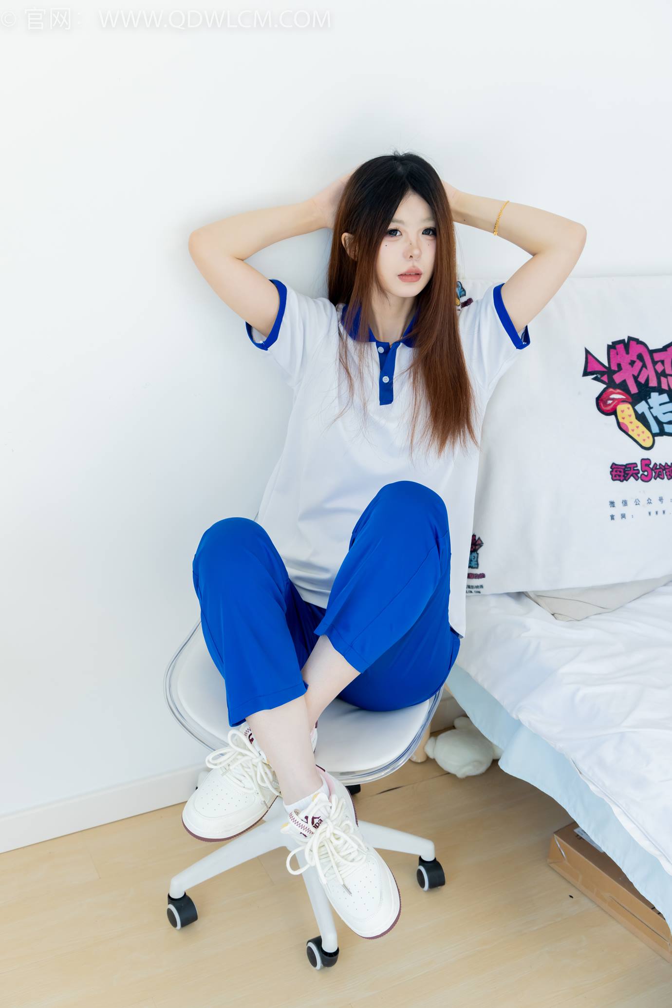 图片[8]-精选勿恋传媒 NO.2301 曲奇-板鞋、白短棉袜、裸足、校服[150P]-草丛看图