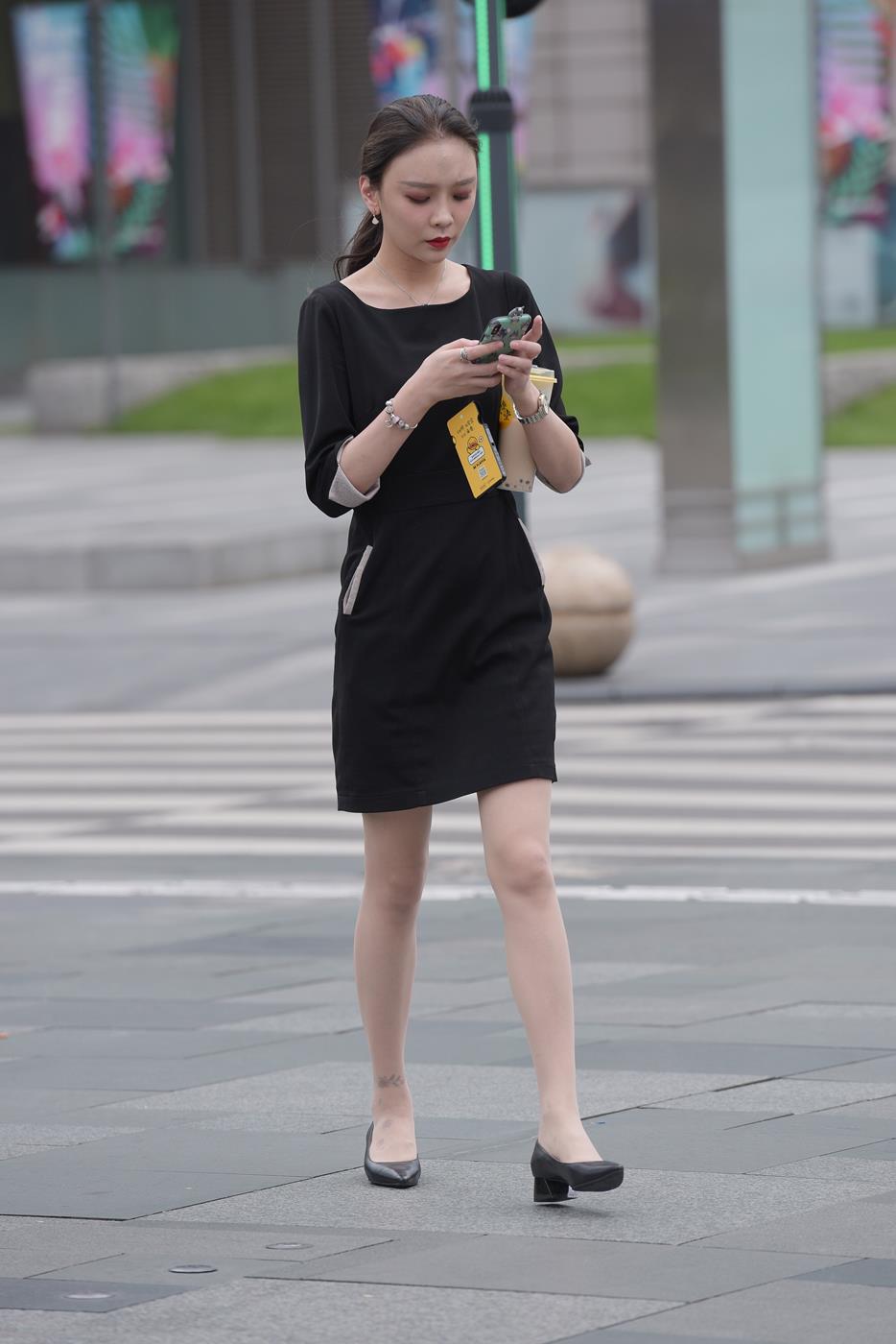 图片[2]-魔镜街拍 NO.163 街拍黑色连衣裙小解解 [56P]-草丛看图