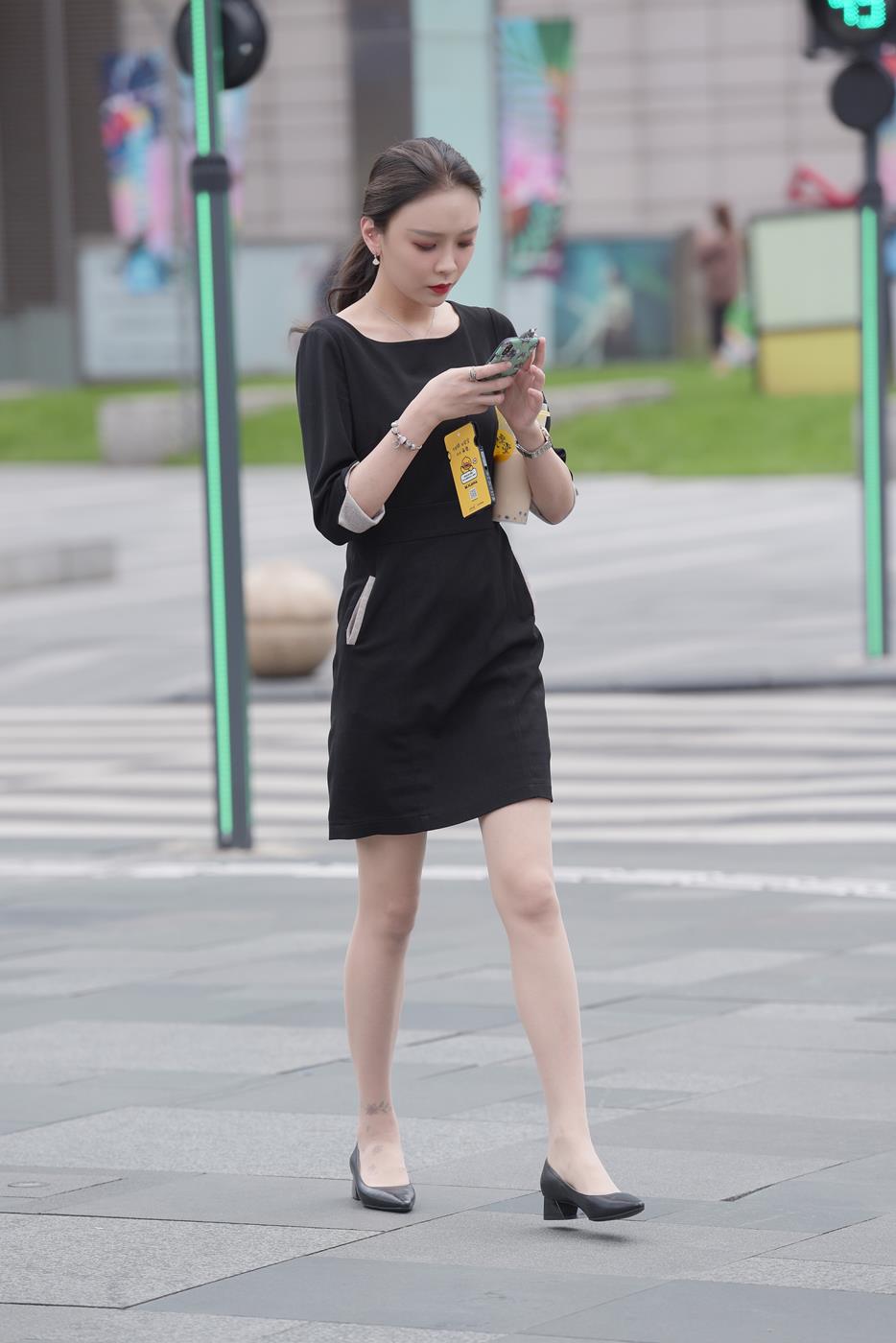 图片[4]-魔镜街拍 NO.163 街拍黑色连衣裙小解解 [56P]-草丛看图