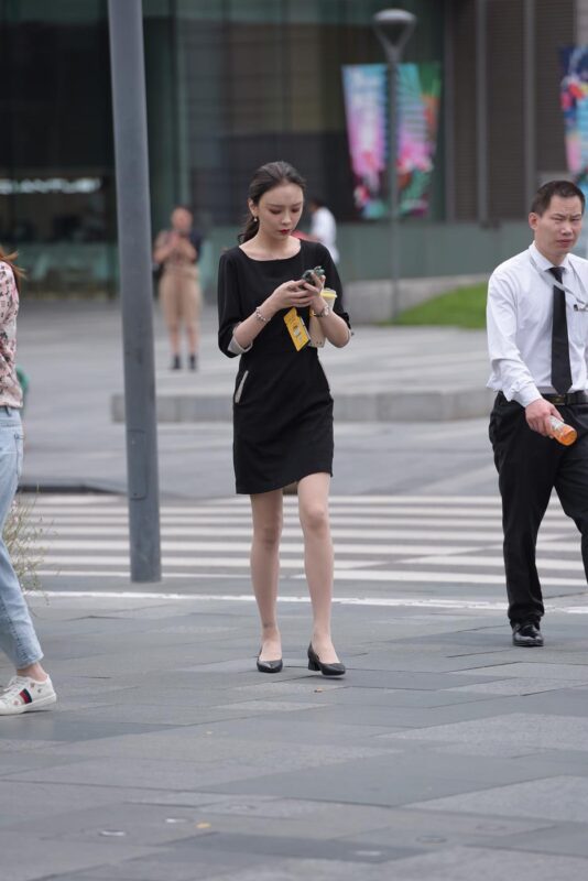 魔镜街拍 NO.163 街拍黑色连衣裙小解解 [56P]-草丛看图