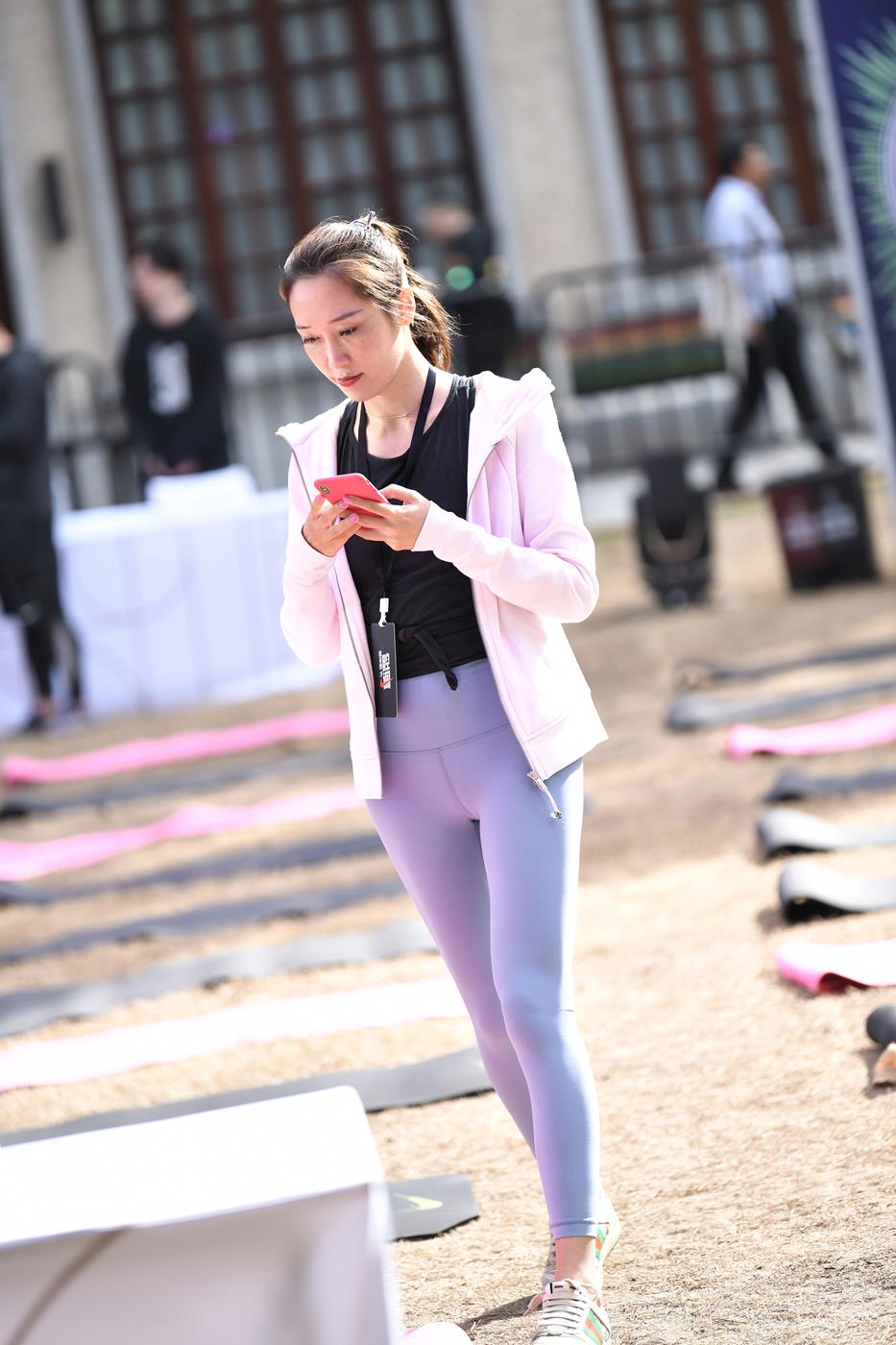 图片[4]-精选精选街拍作品 NO.1579 咔喳街拍作品 – 粉衣兰裤[40P]-草丛看图