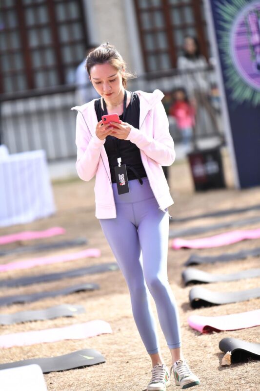 精选精选街拍作品 NO.1579 咔喳街拍作品 – 粉衣兰裤[40P]-草丛看图