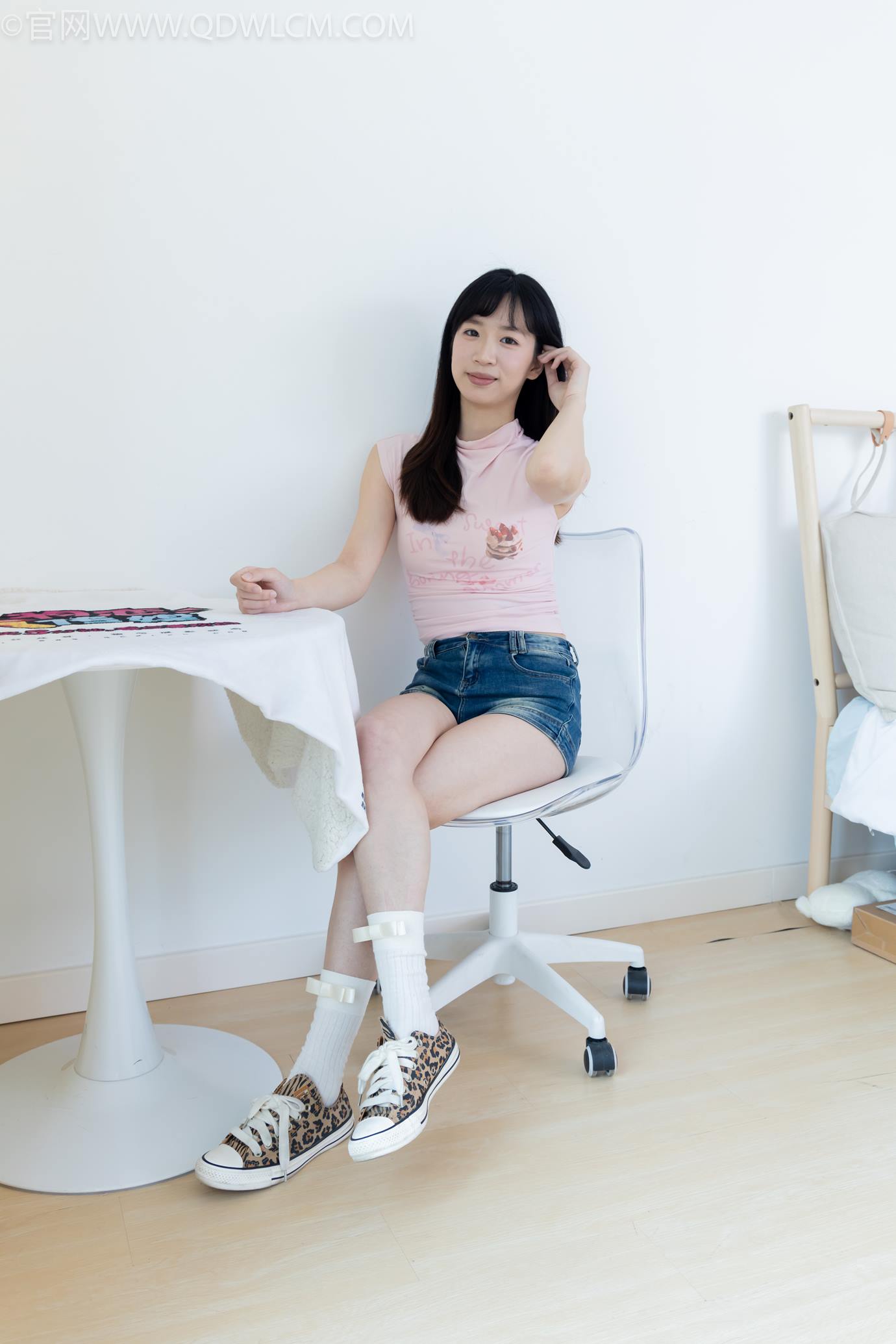 图片[2]-精选勿恋传媒 NO.2319 小左-帆布鞋、白棉袜、裸足[107P]-草丛看图