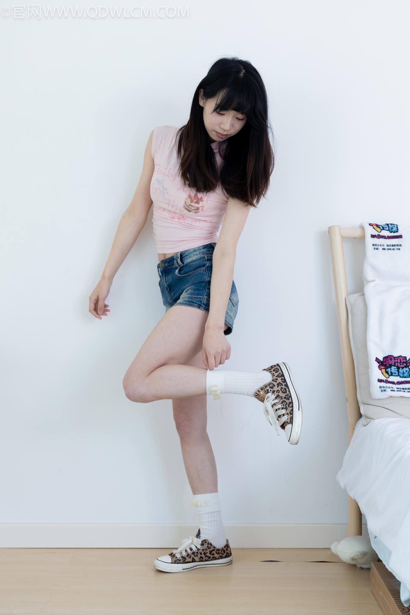 图片[4]-精选勿恋传媒 NO.2319 小左-帆布鞋、白棉袜、裸足[107P]-草丛看图