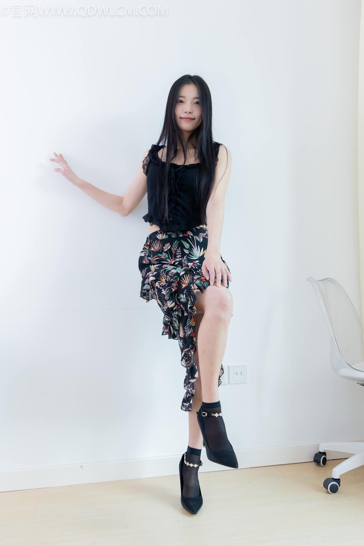 图片[1]-精选勿恋传媒 NO.2332 茯苓-短靴、短黑丝、裸足[124P]-草丛看图