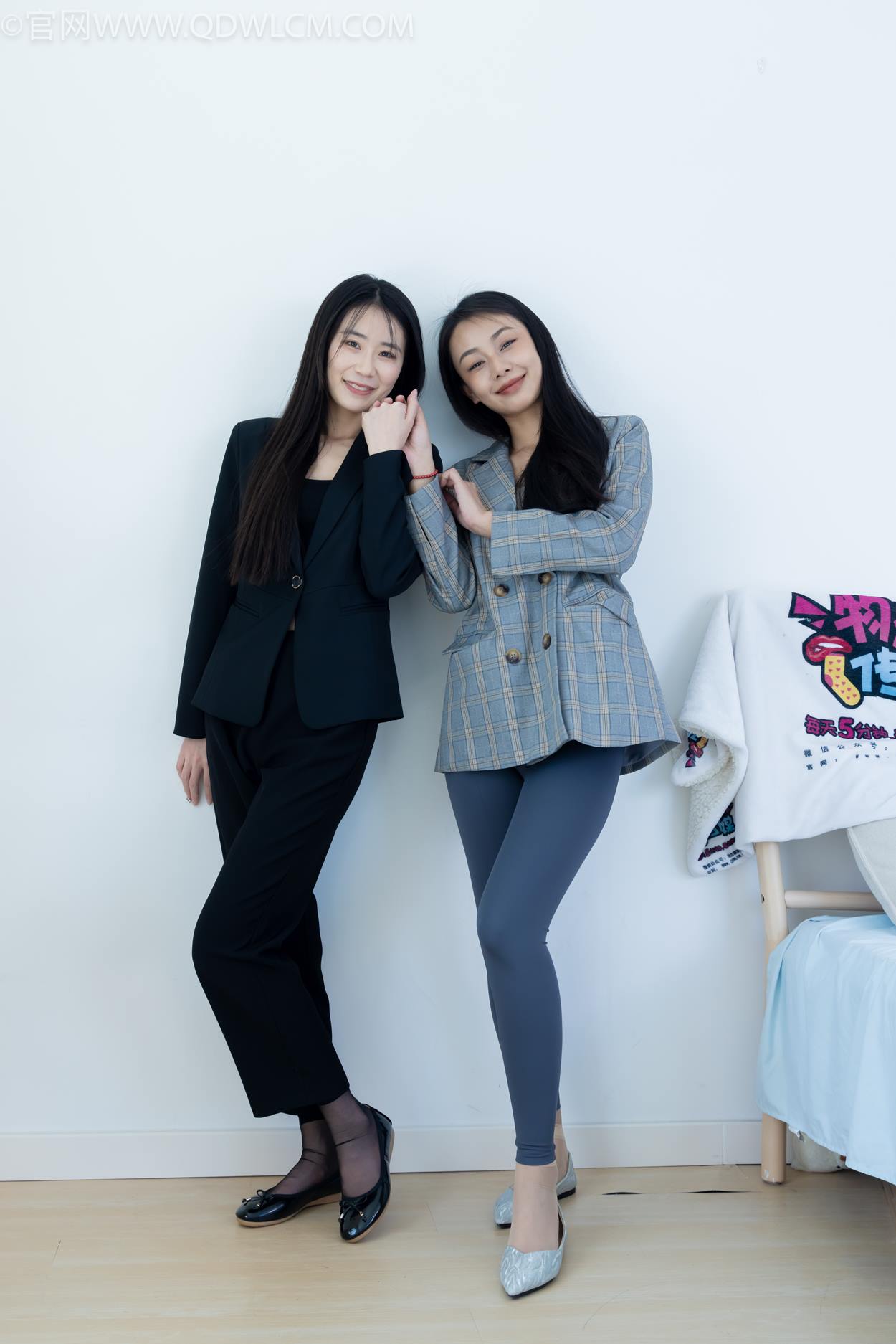 图片[2]-精选勿恋传媒 NO.2338 菜菜&岚岚-两双平底鞋、短黑丝、短肉丝[125P]-草丛看图