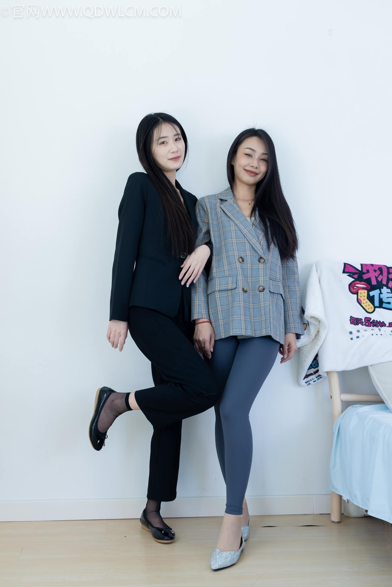 图片[1]-精选勿恋传媒 NO.2338 菜菜&岚岚-两双平底鞋、短黑丝、短肉丝[125P]-草丛看图