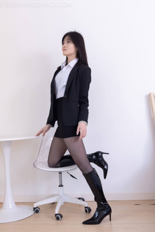 精选勿恋传媒 NO.2306 青柠-高跟长靴、薄黑丝、ol至服[260P]-草丛看图