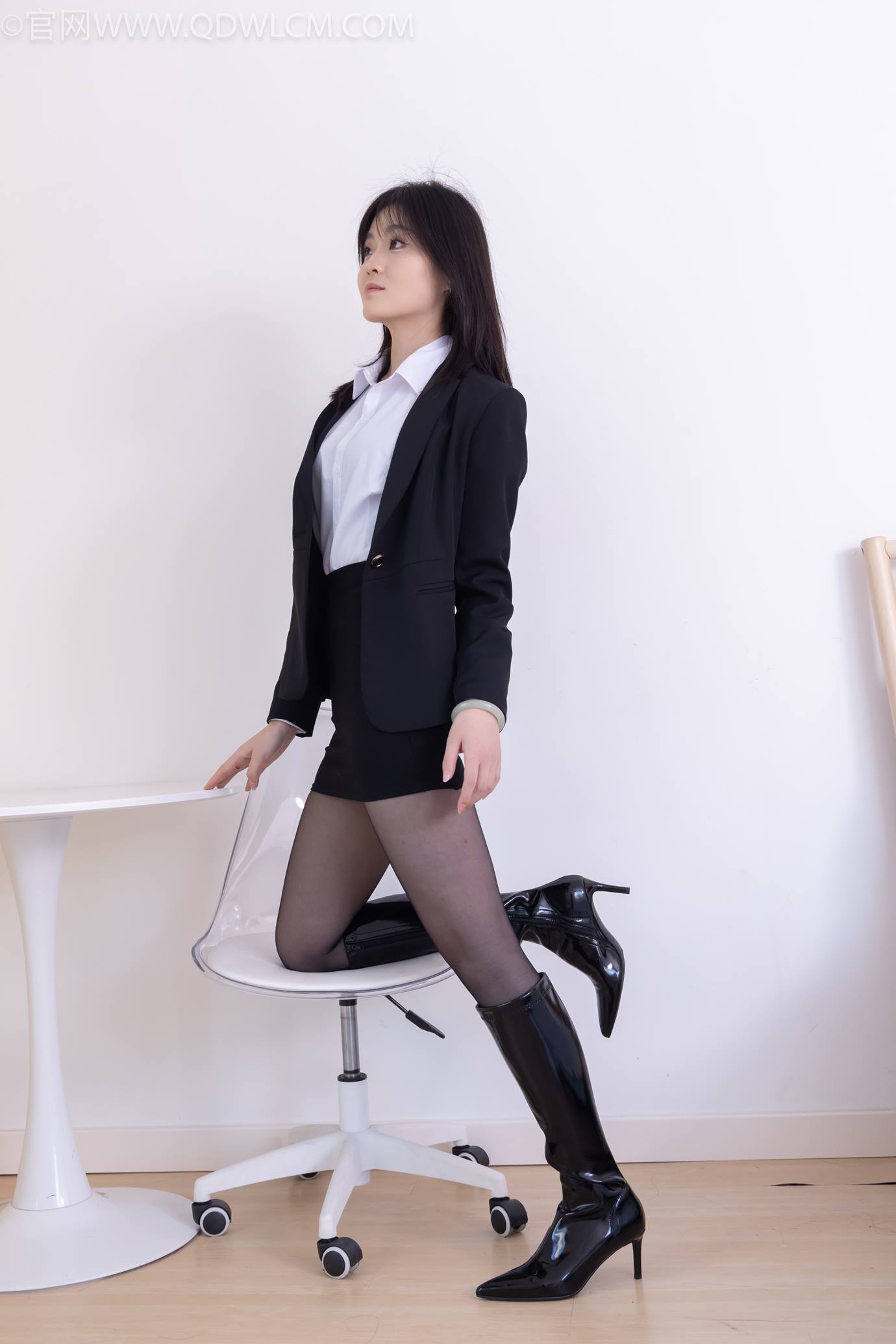 图片[1]-精选勿恋传媒 NO.2306 青柠-高跟长靴、薄黑丝、ol至服[260P]-草丛看图