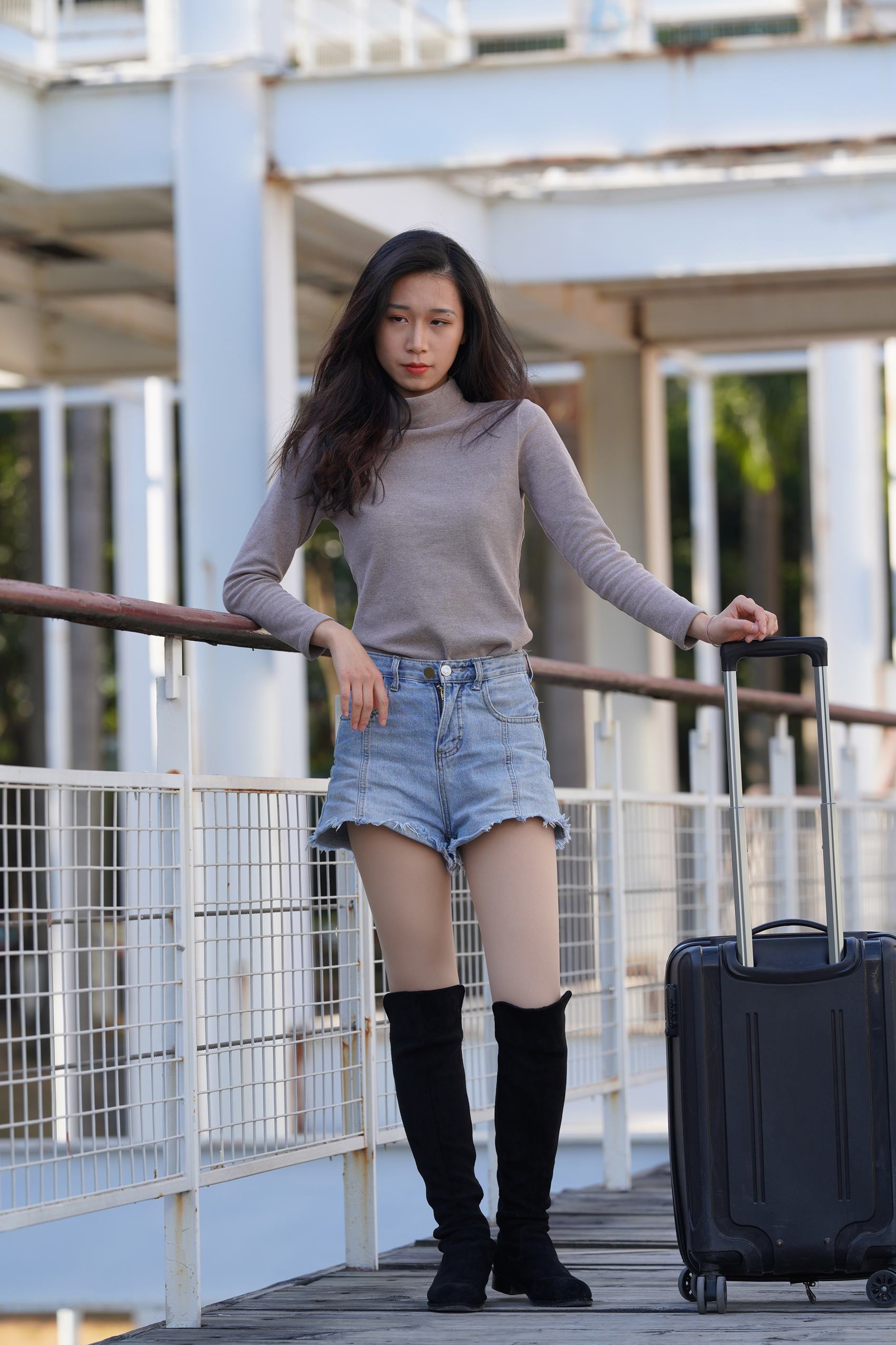 图片[1]-精选精选街拍作品 NO.1735 影行者街拍作品 – 暖阳下的肉丝女孩[88P]-草丛看图