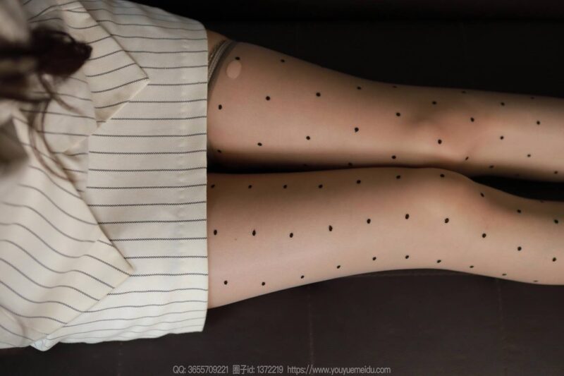 精选[IESS异思趣向] 2025.03.18 丝享家2004：团团《灰色波点（下）》[91P]-草丛看图