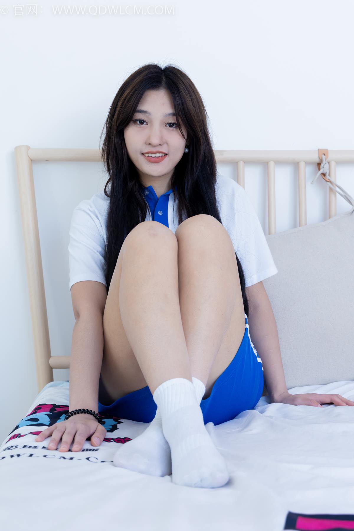 图片[2]-精选勿恋传媒 NO.2361 灰灰-校服、帆布鞋、白棉袜、裸足[37P]-草丛看图