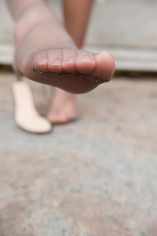 精选街拍作品 NO.1589 程生街拍作品 – 白色连衣裙高跟美女[84P]-草丛看图