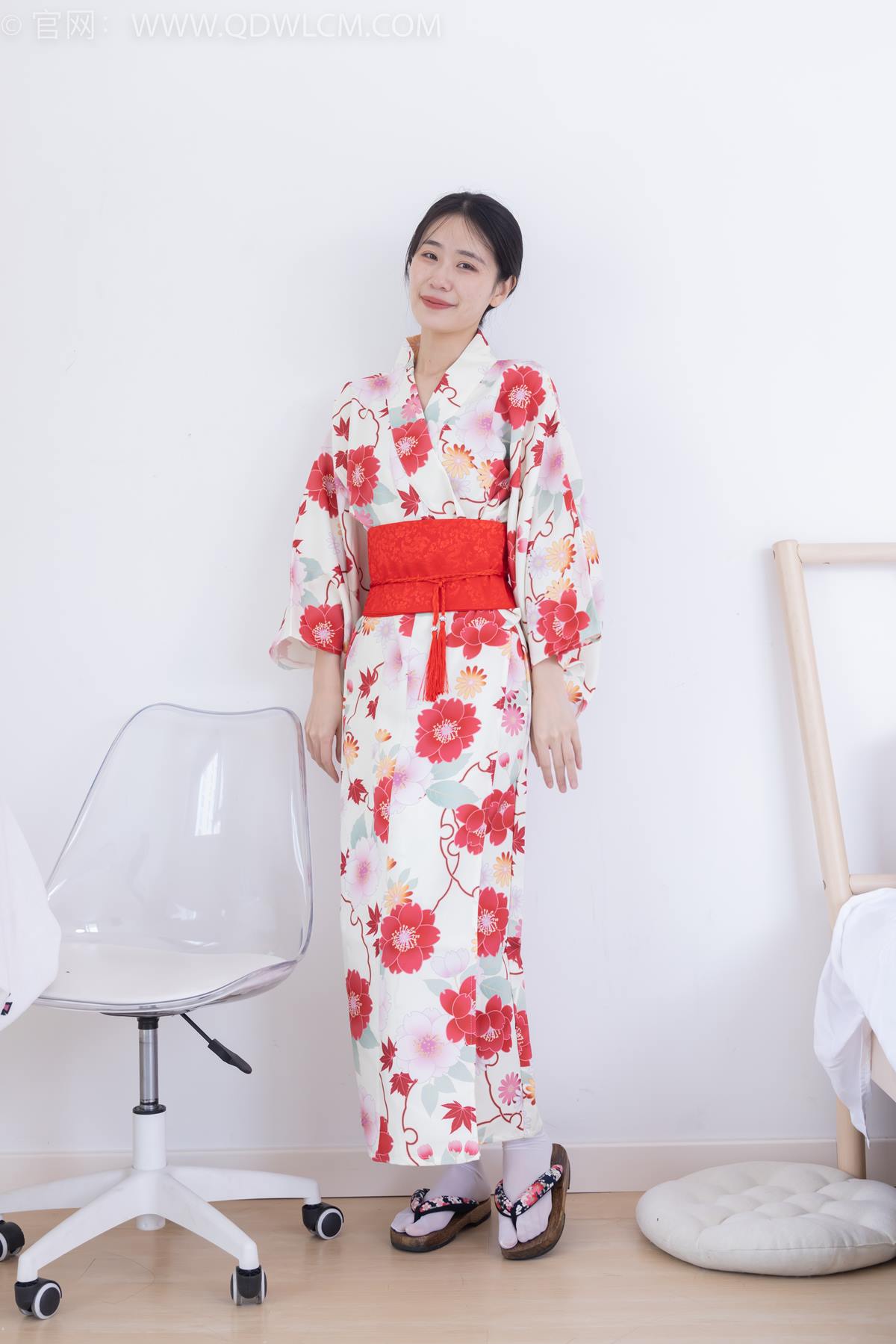 图片[1]-精选勿恋传媒 NO.2385 菜菜-木屐、短白丝、裸足、和服浴衣、裸足[136P]-草丛看图