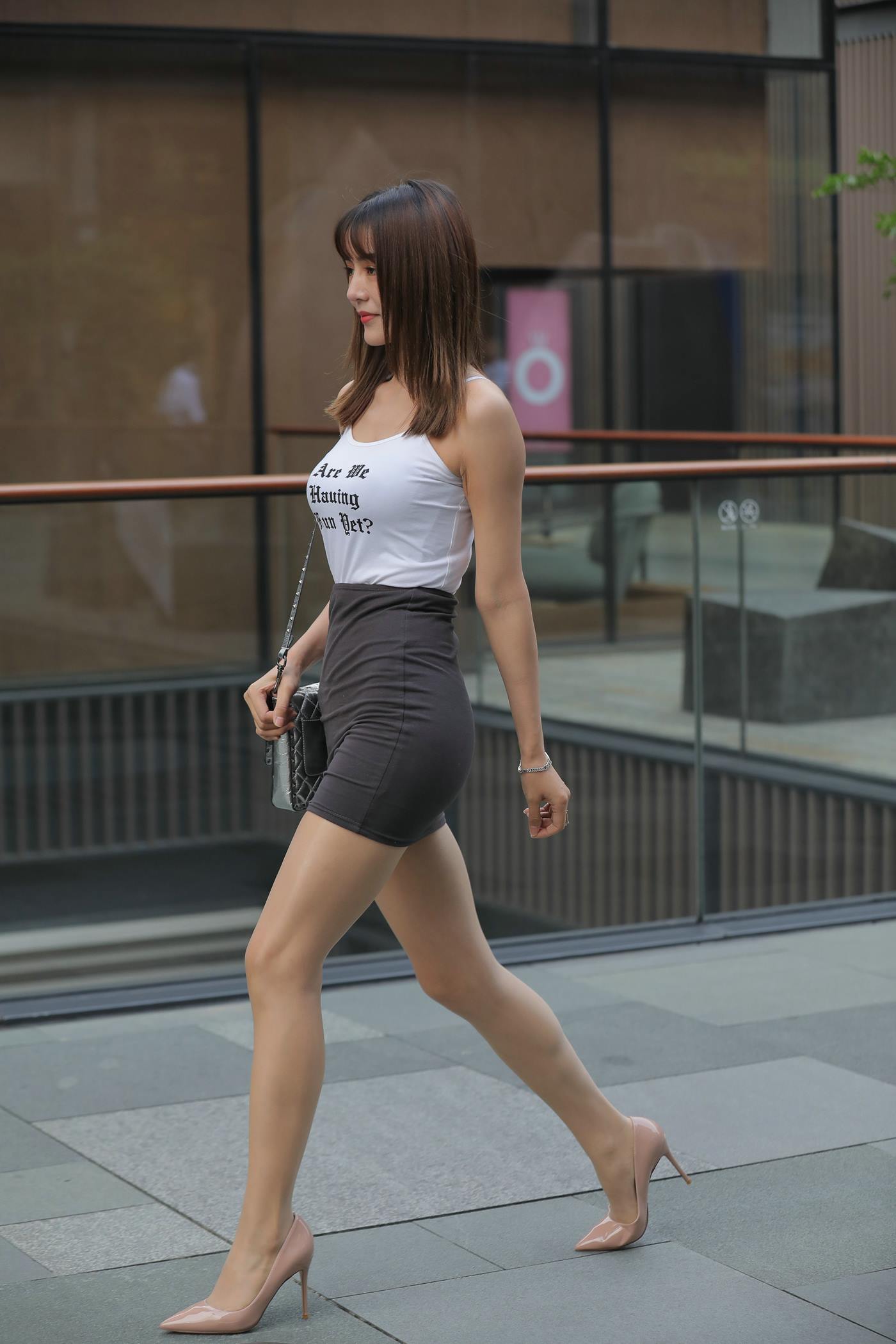 图片[3]-精选魔镜街拍 NO.104 漂亮的油亮丝袜长腿小解解 [56P]-草丛看图