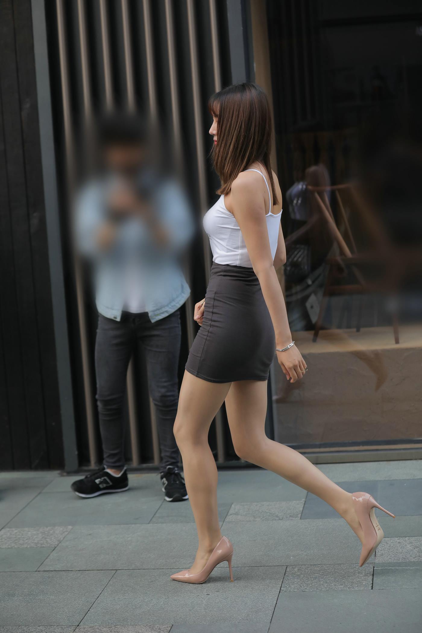 图片[4]-精选魔镜街拍 NO.104 漂亮的油亮丝袜长腿小解解 [56P]-草丛看图