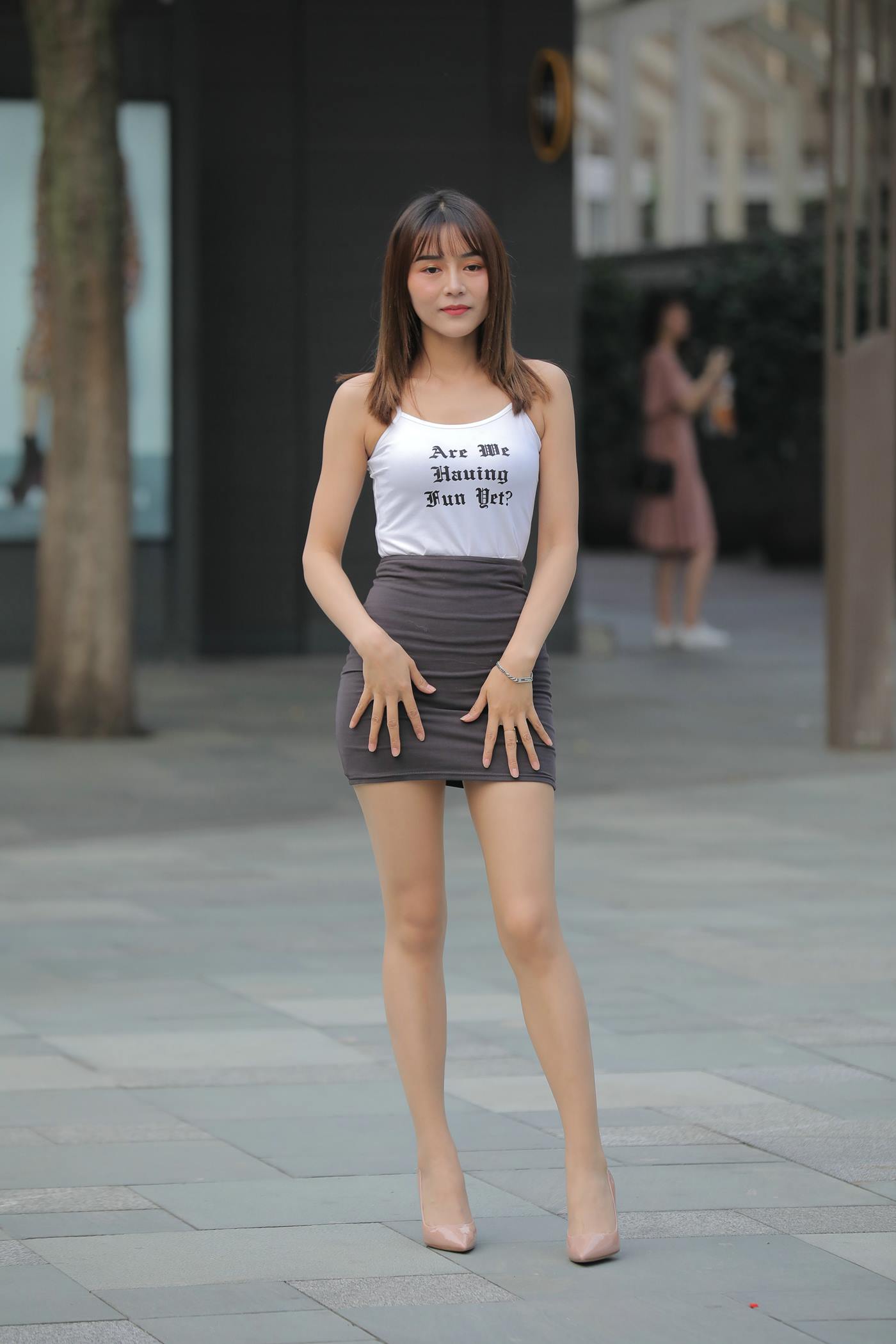 图片[7]-精选魔镜街拍 NO.104 漂亮的油亮丝袜长腿小解解 [56P]-草丛看图