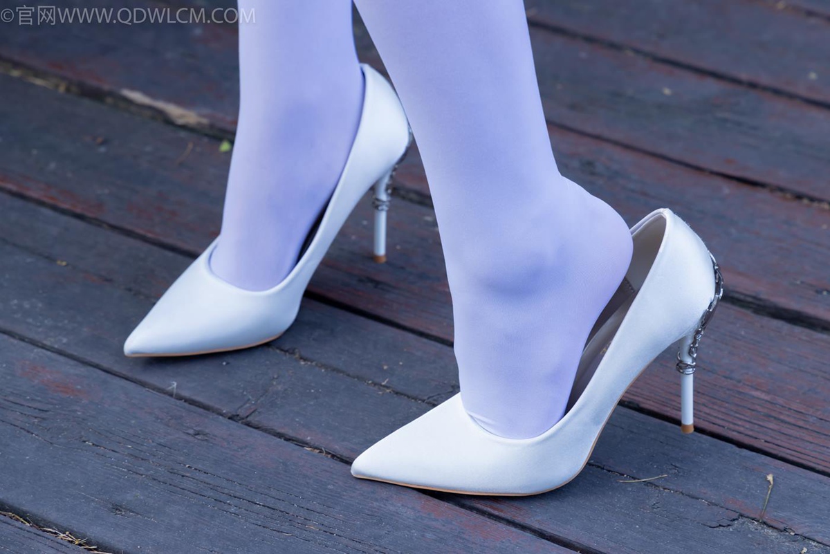 图片[2]-精选勿恋传媒 NO.2271 泡泡-高跟鞋、厚白丝、户外[159P]-草丛看图