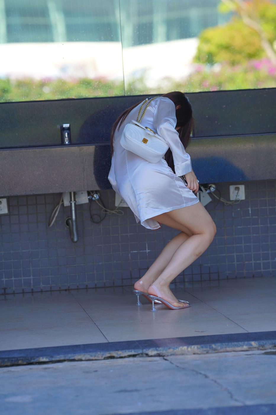 图片[3]-精选魔镜街拍 NO.056 玲玲街拍作品一个人的车展 [48P]-草丛看图