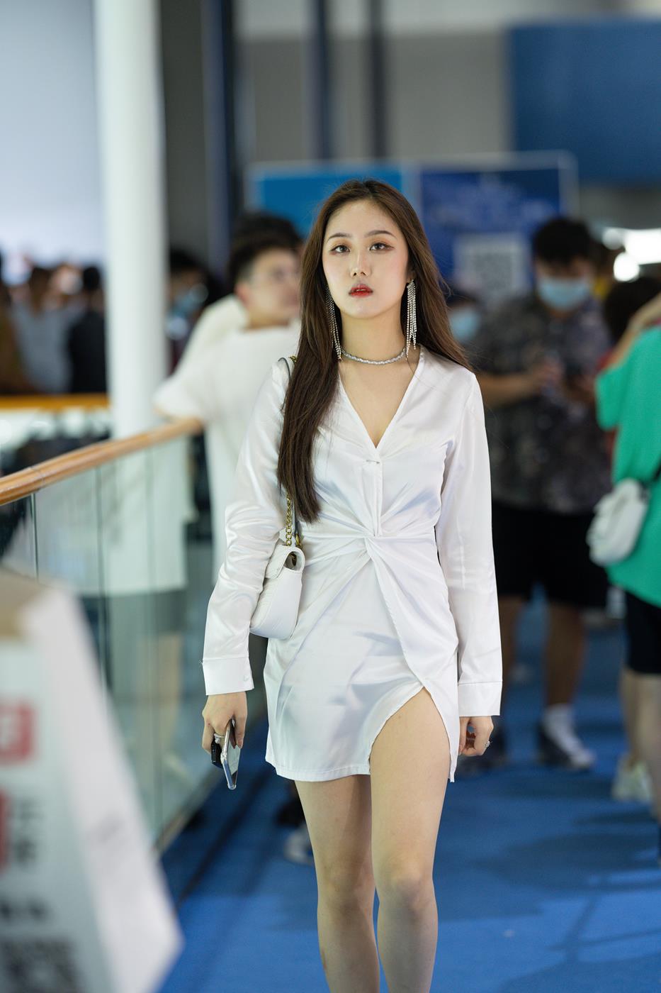 图片[8]-精选魔镜街拍 NO.056 玲玲街拍作品一个人的车展 [48P]-草丛看图