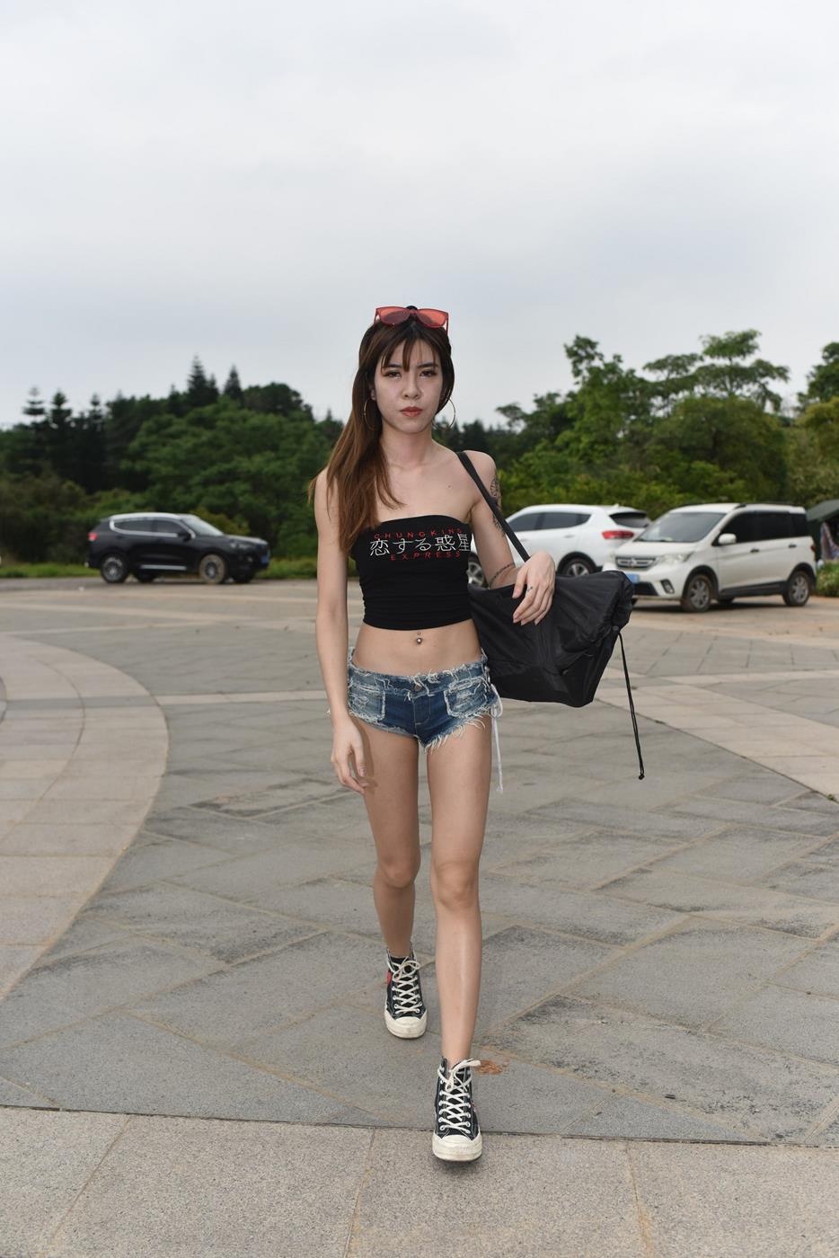 图片[7]-精选魔镜街拍 NO.128 滑板热裤小妹 [80P]-草丛看图