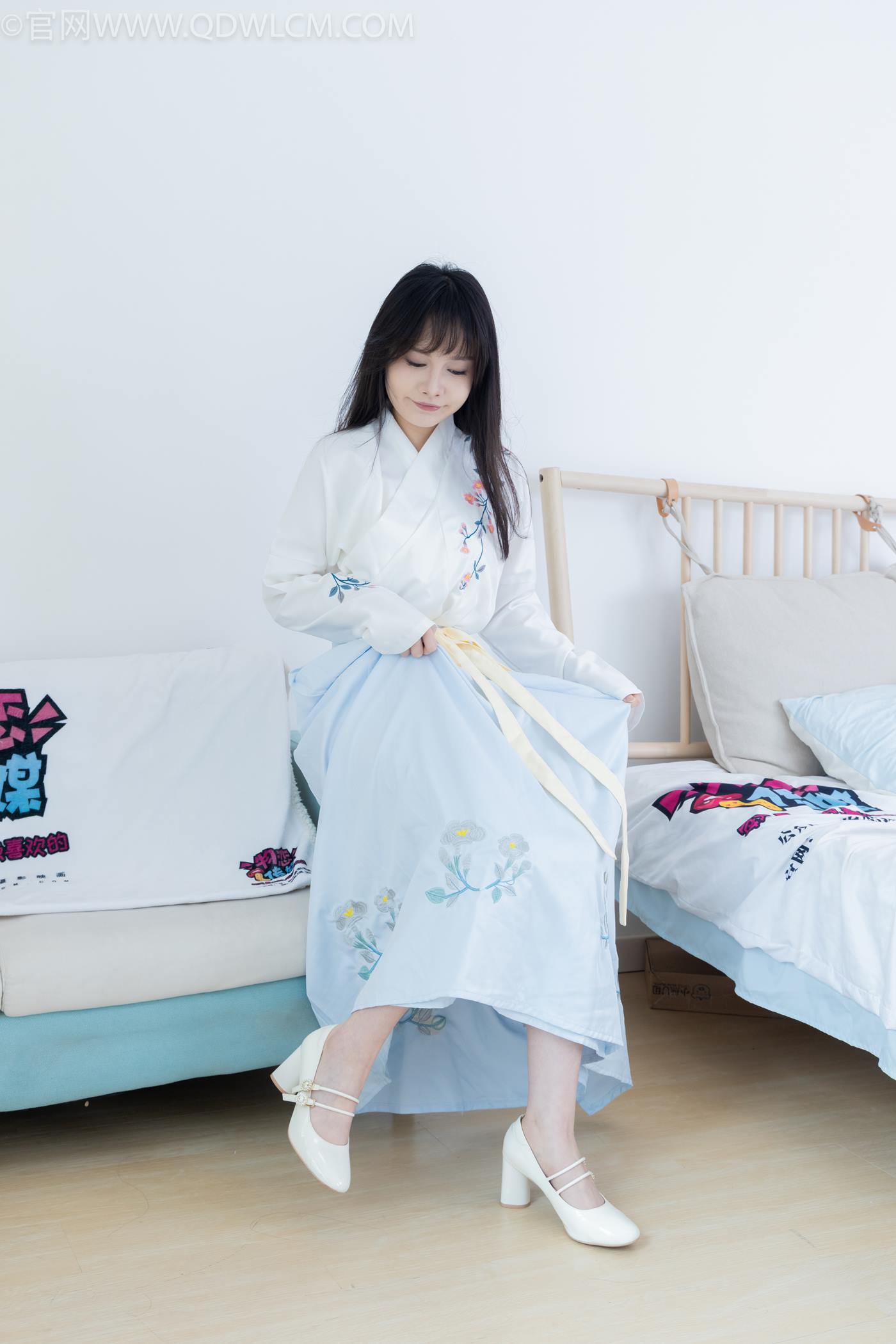 图片[1]-精选勿恋传媒 NO.2270 小酒-高跟鞋、布鞋、白棉足袋、汉服[159P]-草丛看图