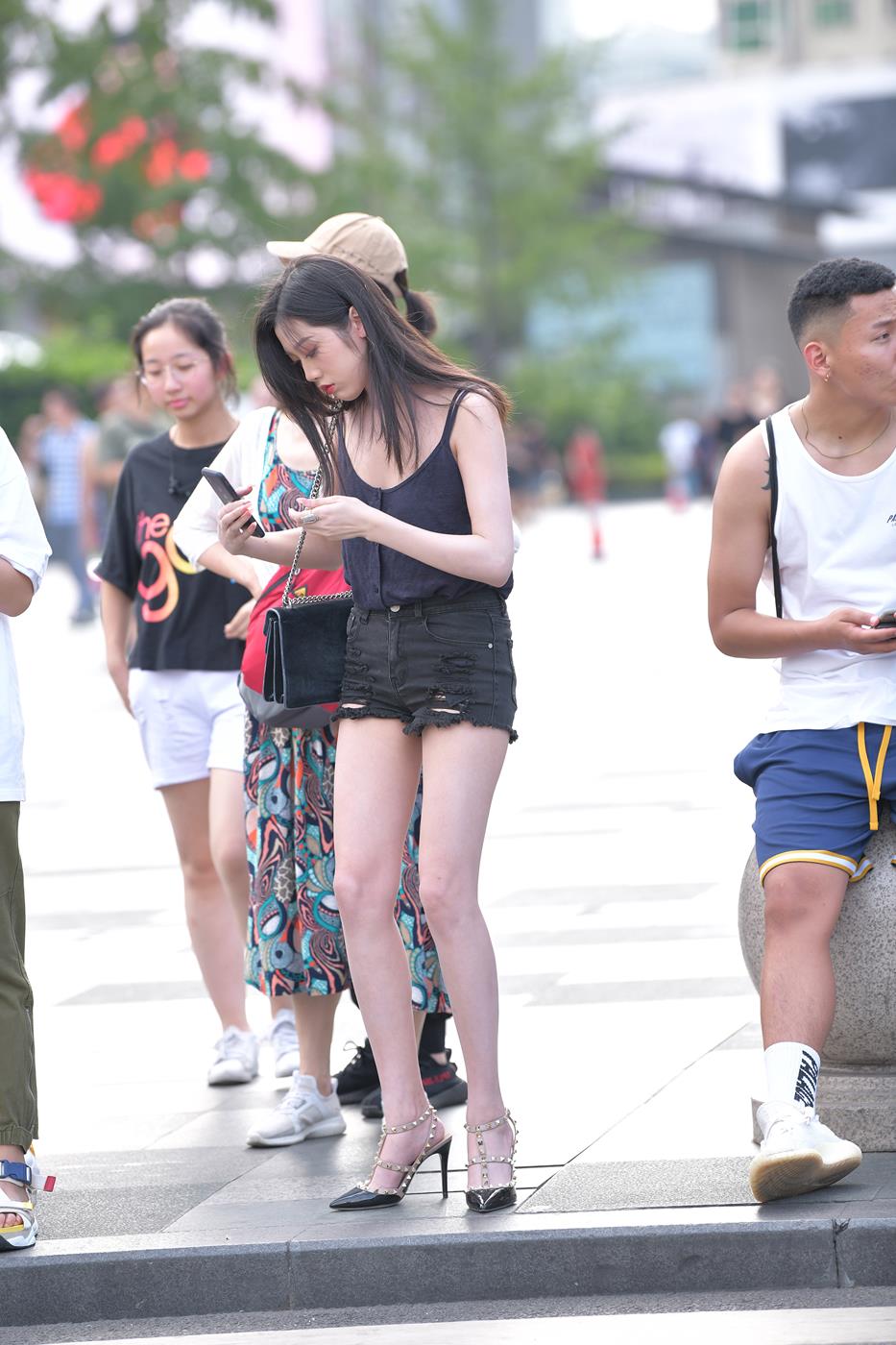 图片[2]-精选精选街拍作品 NO.1568 摄神街拍作品 – 纯天然的大长腿热裤小解解[87P]-草丛看图