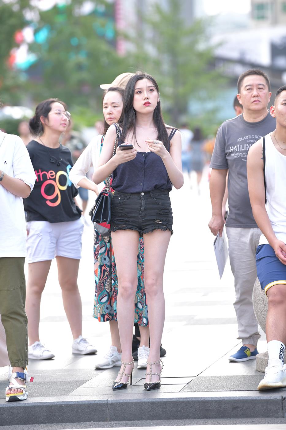 图片[3]-精选精选街拍作品 NO.1568 摄神街拍作品 – 纯天然的大长腿热裤小解解[87P]-草丛看图