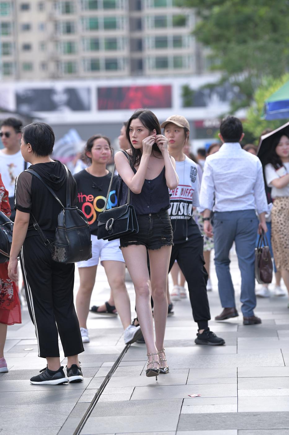 图片[4]-精选精选街拍作品 NO.1568 摄神街拍作品 – 纯天然的大长腿热裤小解解[87P]-草丛看图