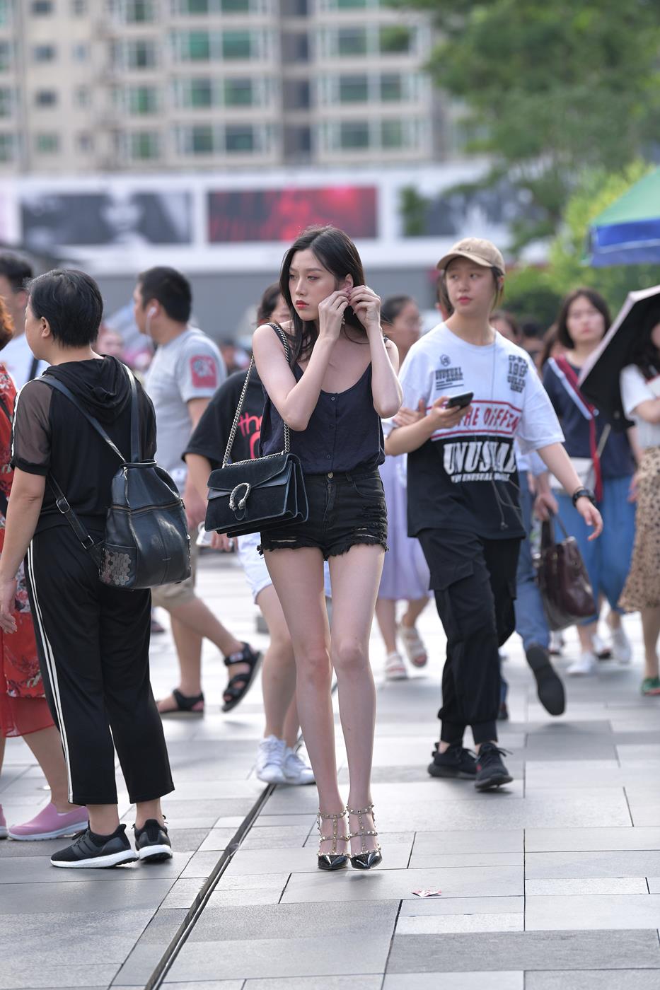 图片[6]-精选精选街拍作品 NO.1568 摄神街拍作品 – 纯天然的大长腿热裤小解解[87P]-草丛看图