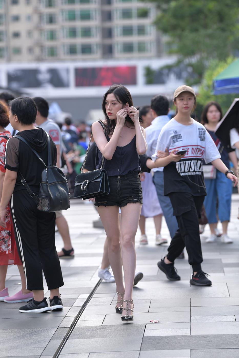 图片[7]-精选精选街拍作品 NO.1568 摄神街拍作品 – 纯天然的大长腿热裤小解解[87P]-草丛看图