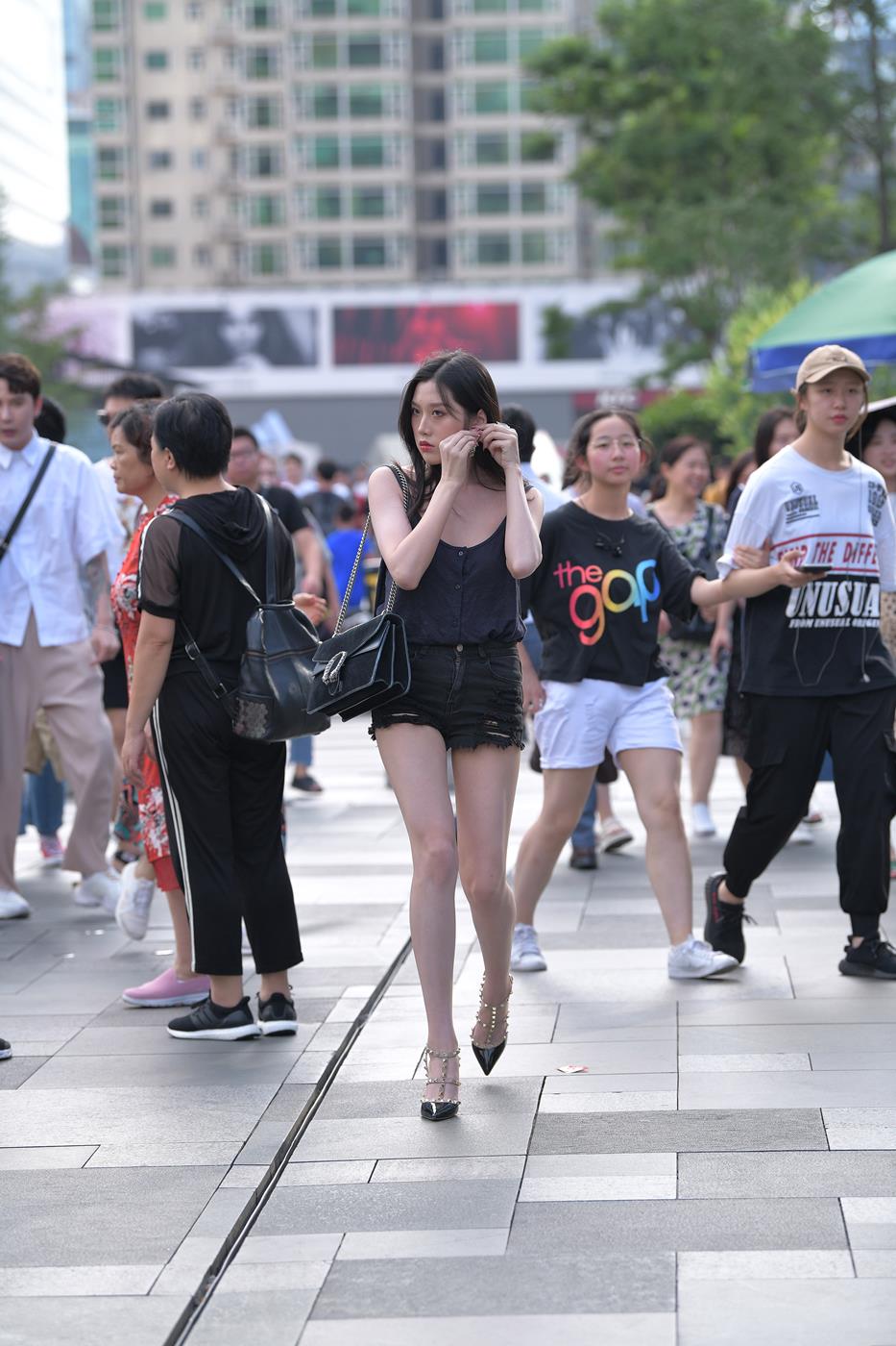 图片[8]-精选精选街拍作品 NO.1568 摄神街拍作品 – 纯天然的大长腿热裤小解解[87P]-草丛看图