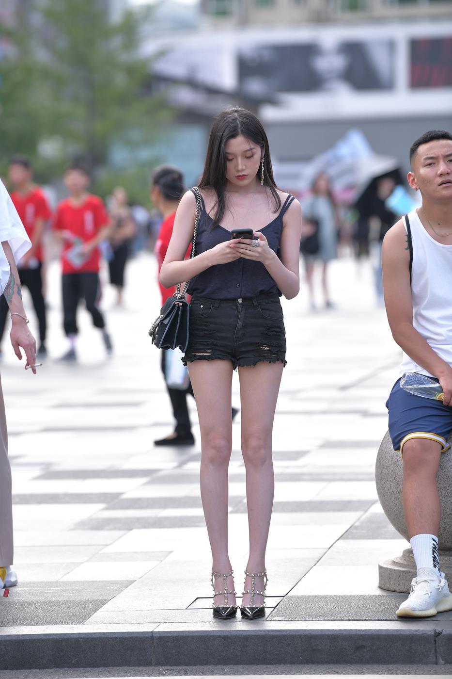 图片[1]-精选精选街拍作品 NO.1568 摄神街拍作品 – 纯天然的大长腿热裤小解解[87P]-草丛看图