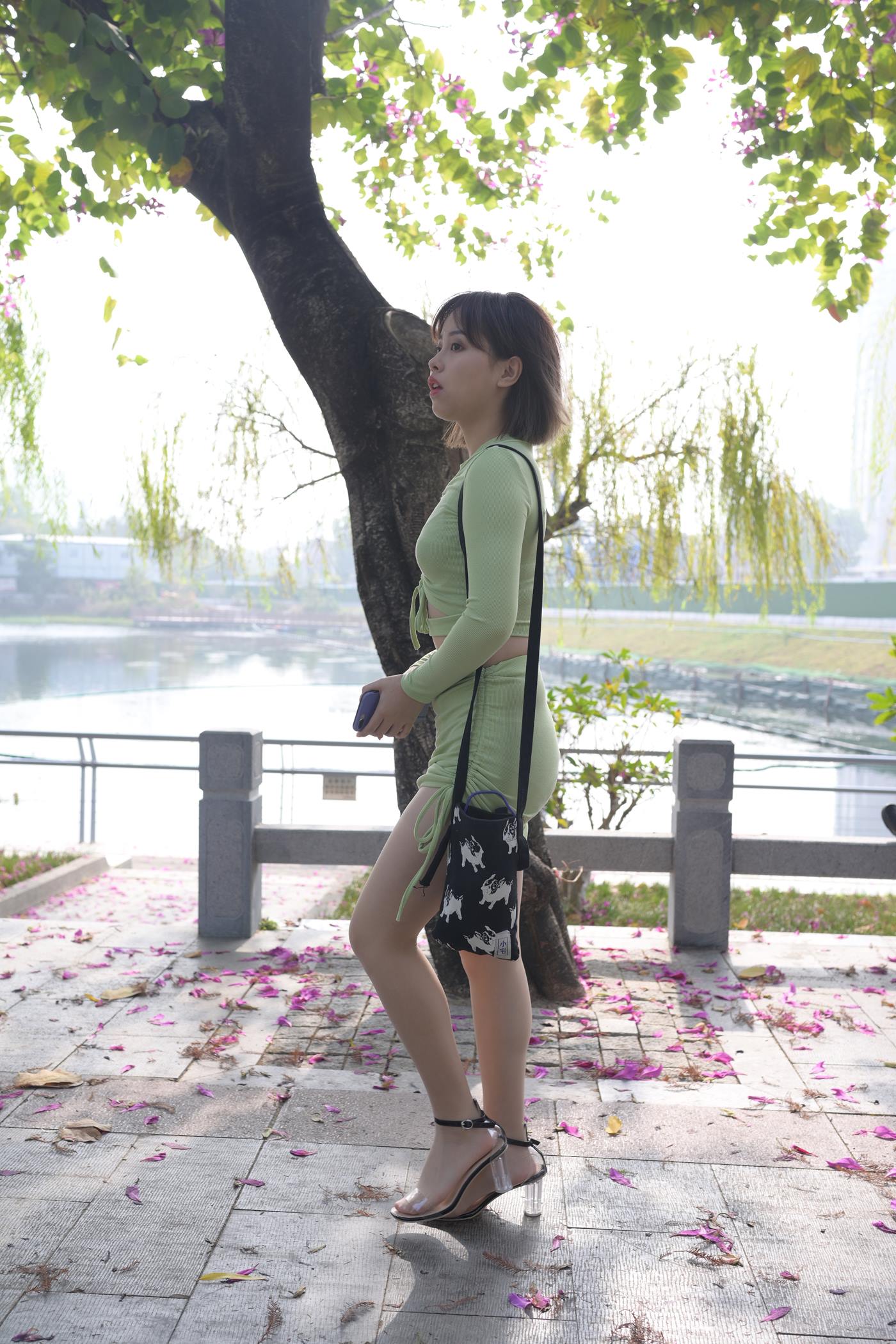 图片[2]-精选魔镜街拍 NO.083 SM_0007程生街拍 微胖的美女肉丝袜美脚特写太姓感 [52P]-草丛看图