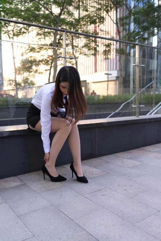 精选魔镜街拍 NO.082 SM_0006街拍肉丝高跟至服ol小解解 [64P]-草丛看图