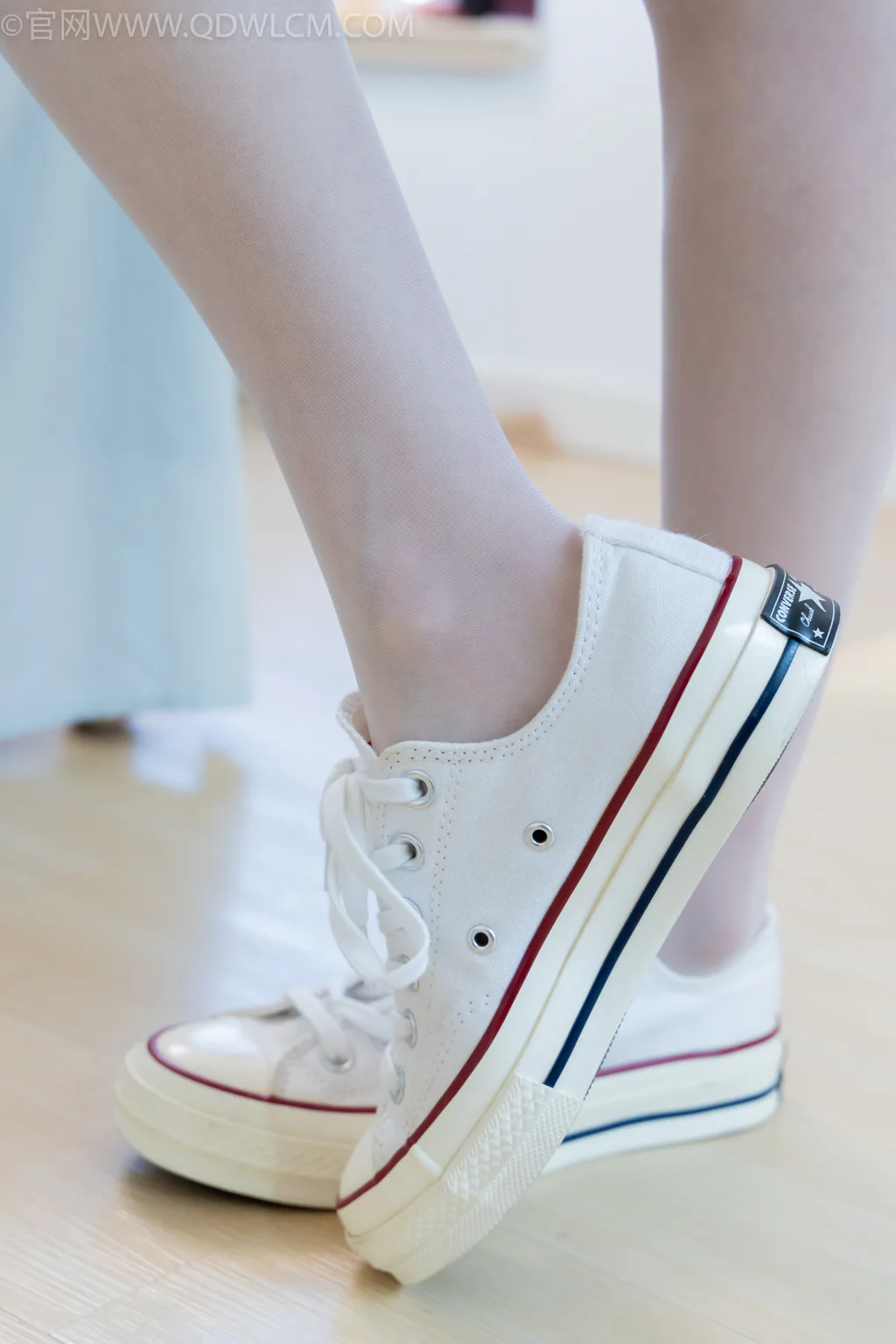 图片[2]-精选勿恋传媒 NO.2622 茯苓-帆布鞋、薄白丝、薄肉丝[160P]-草丛看图