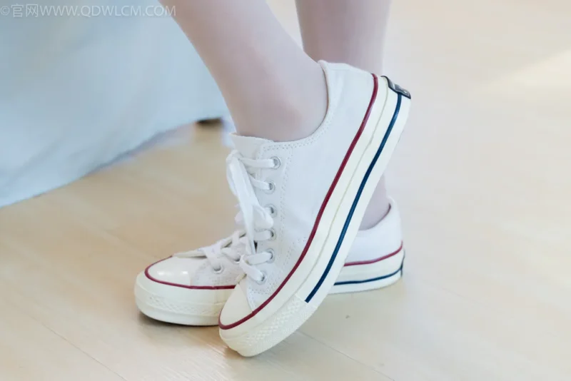 精选勿恋传媒 NO.2622 茯苓-帆布鞋、薄白丝、薄肉丝[160P]-草丛看图