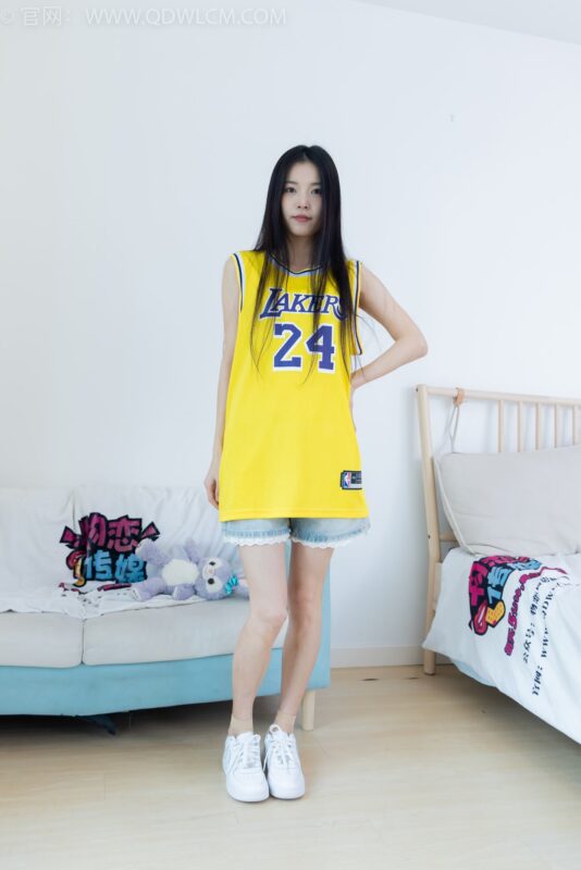 精选勿恋传媒 NO.2245 茯苓-板鞋、短款薄肉丝、裸足[174P]-草丛看图