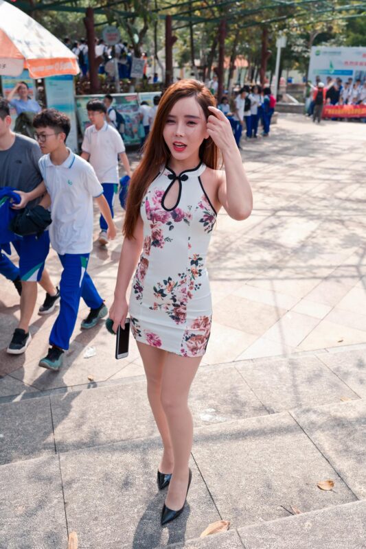 精选魔镜街拍 NO.071 艾小青旗袍街拍 [44P]-草丛看图