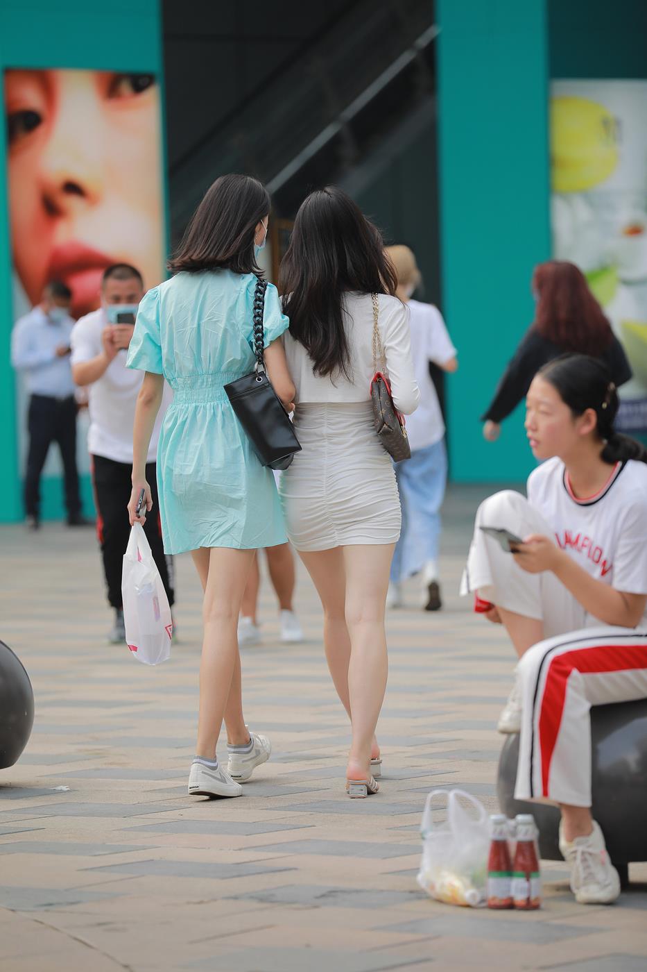 图片[4]-精选精选街拍作品 NO.1553 四九城嘎子街拍作品 – 包臀裙闺蜜[48P]-草丛看图