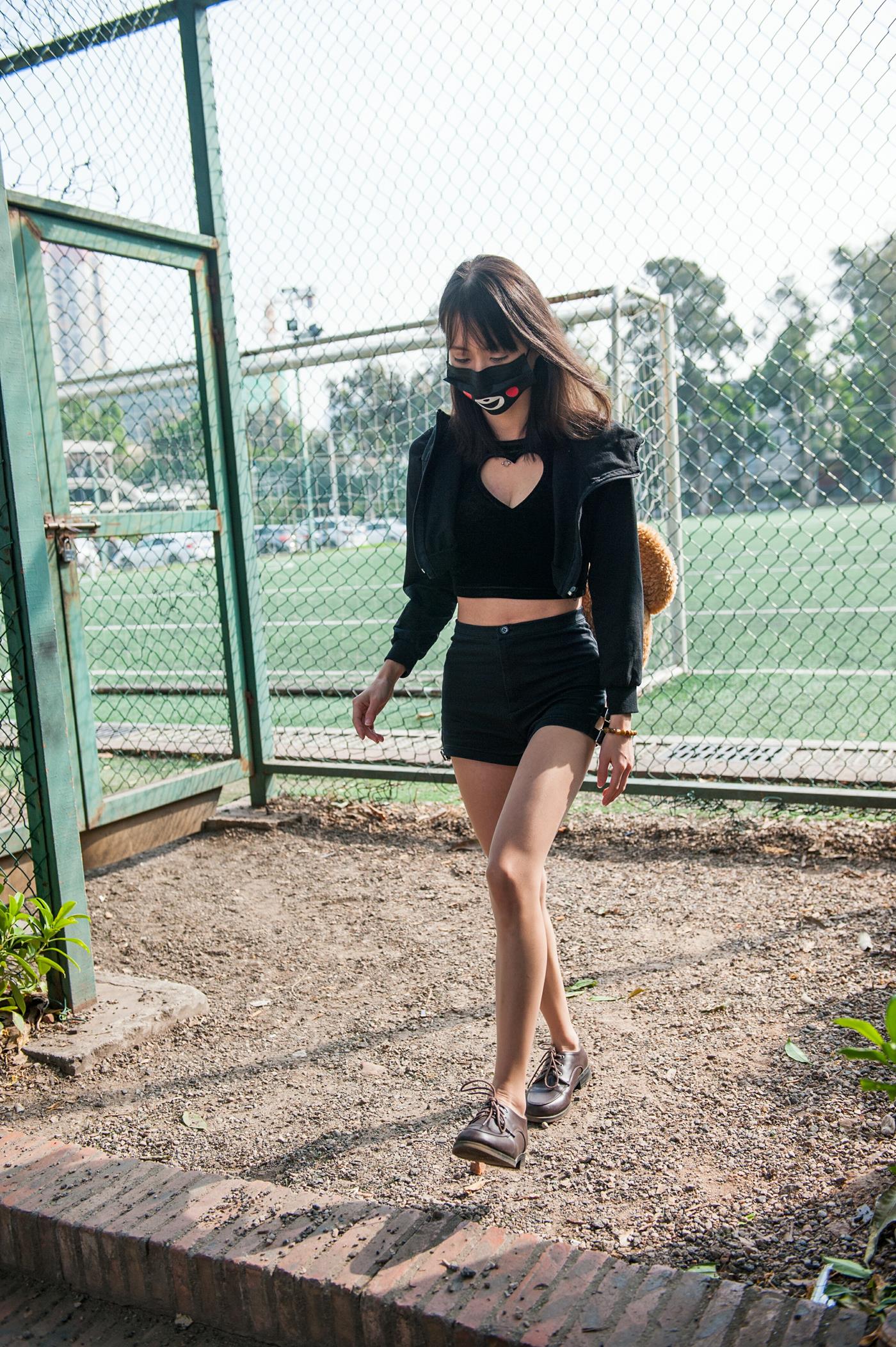 图片[5]-精选魔镜街拍 NO.132 足球场肉丝美腿小解解口罩掩盖不住你的微笑 [56P]-草丛看图
